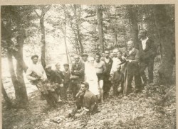 Фотография. На прогулке в Русском лесу. 1930-е гг. Из фотоальбома главного врача А.Я. Доршта 1939 г.